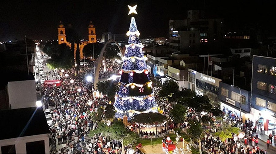 El árbol navideño de Tacna es el más alto del Perú.