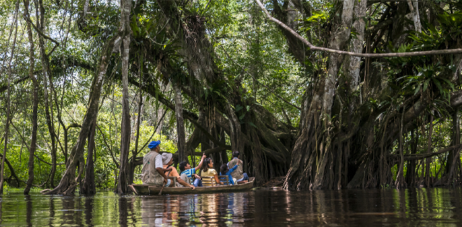 Turistas navegando en río de la amazonía peruana